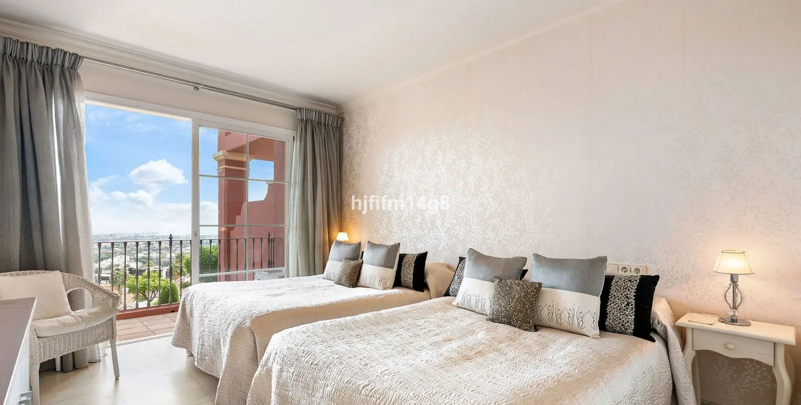 Sale of townhouse in Monte Halcones 17