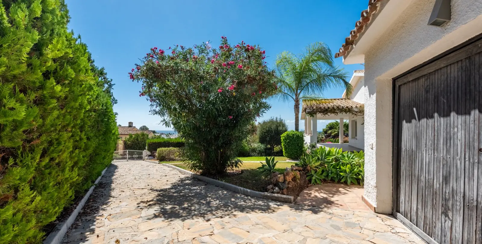 Sale of detached villa in Atalaya 19