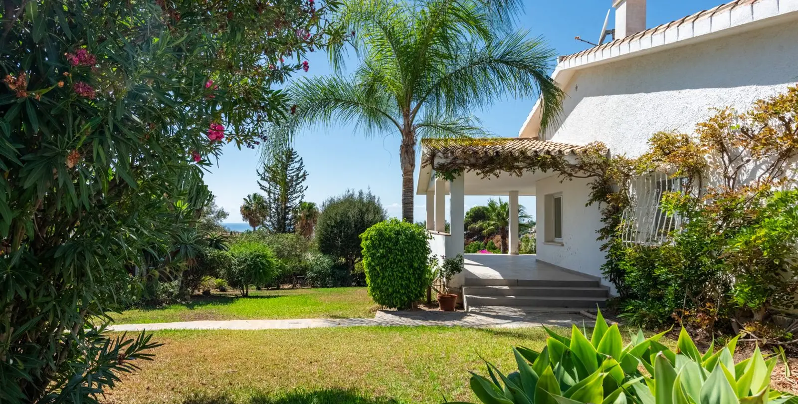 Sale of detached villa in Atalaya 20