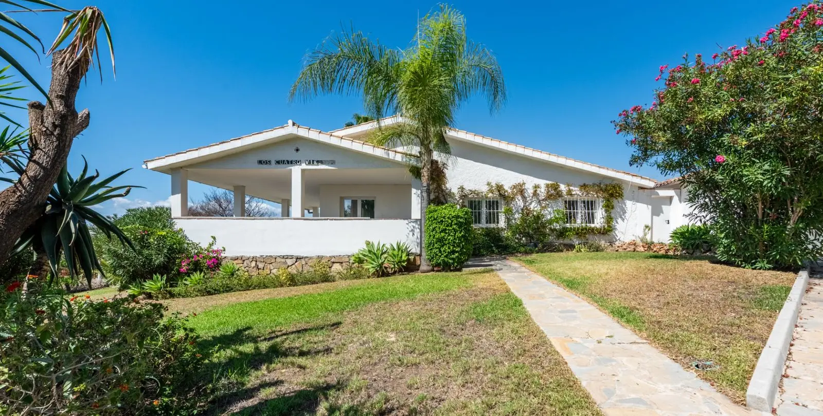 Sale of detached villa in Atalaya 22