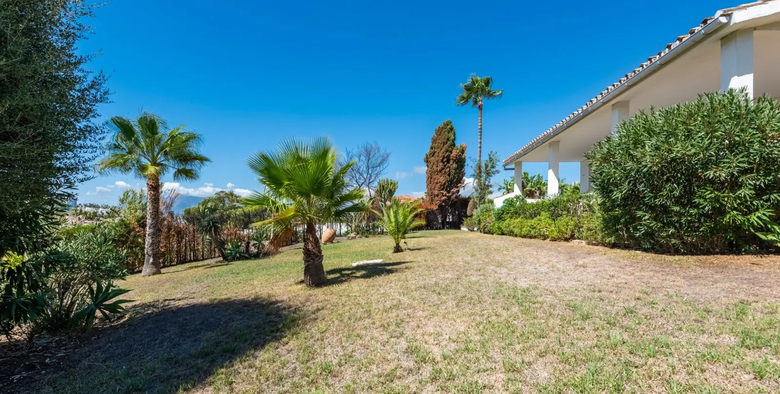 Sale of detached villa in Atalaya 23