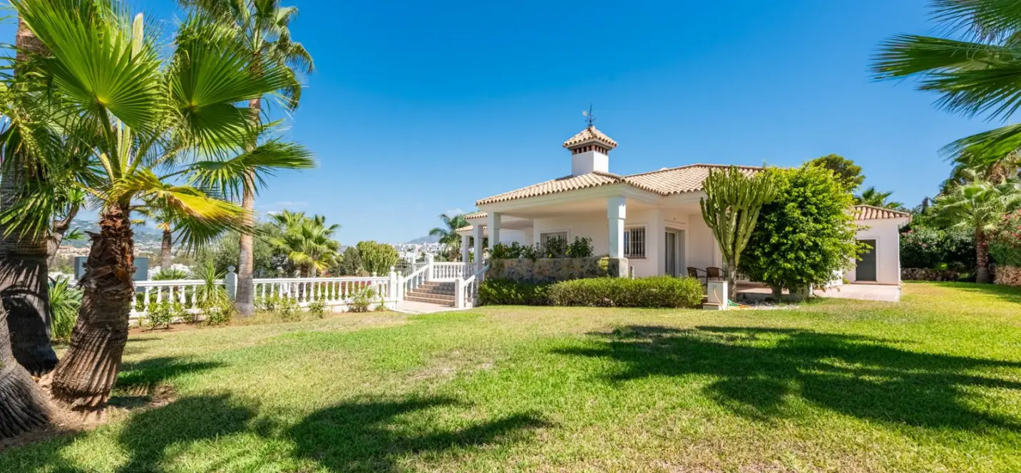 Sale of detached villa in Atalaya 0