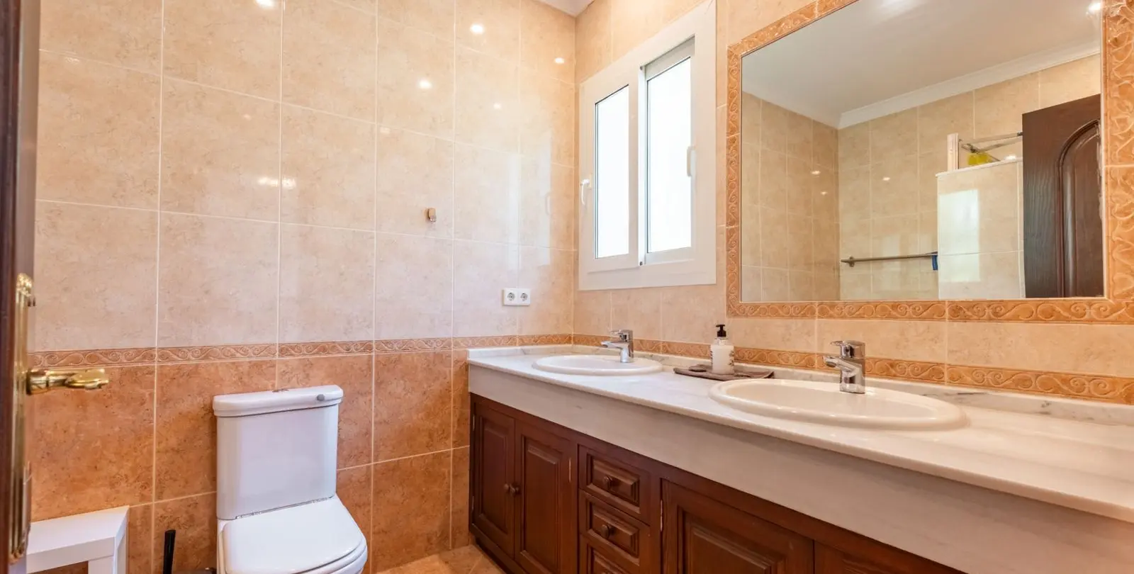 Sale of detached villa in Atalaya 12