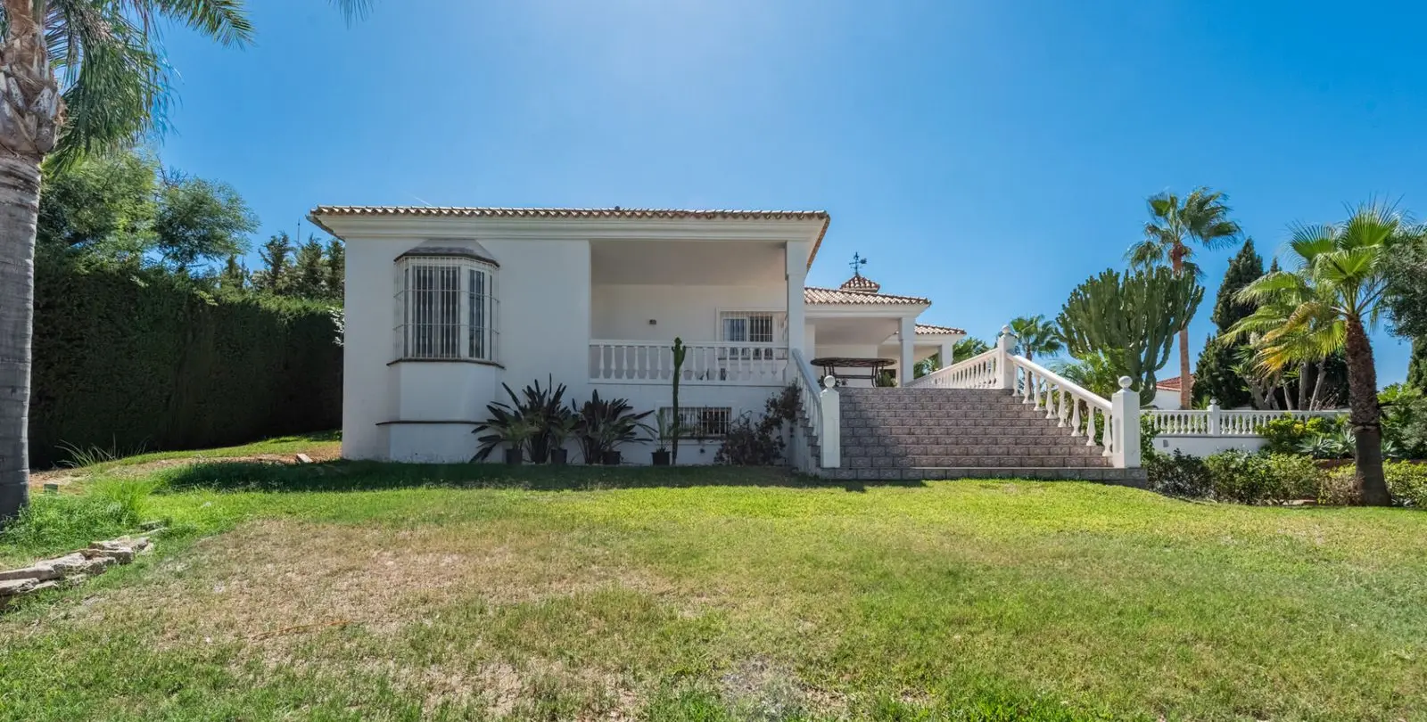 Sale of detached villa in Atalaya 25