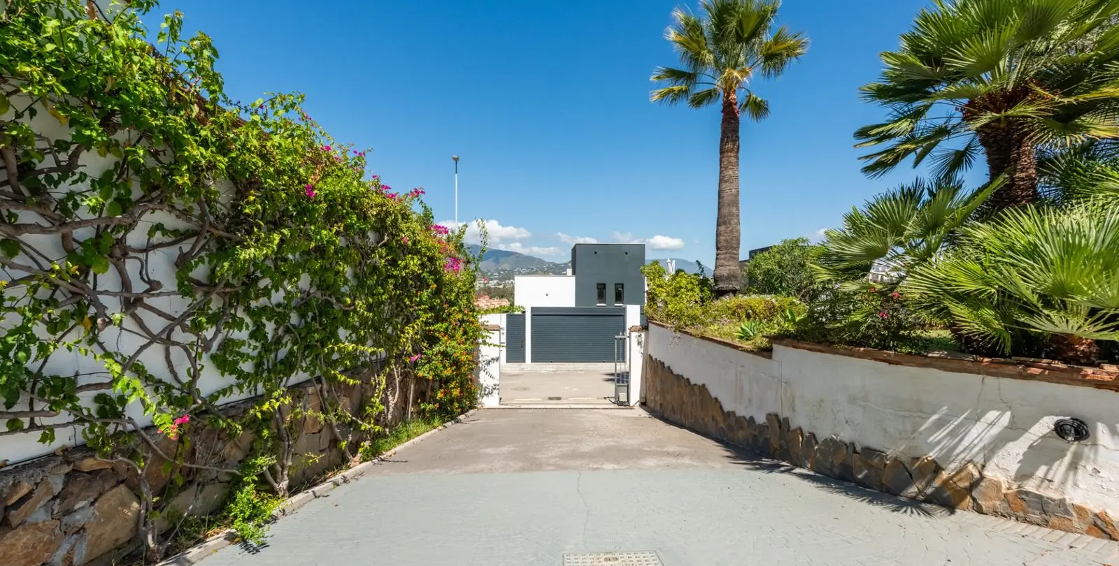 Sale of detached villa in Atalaya 27