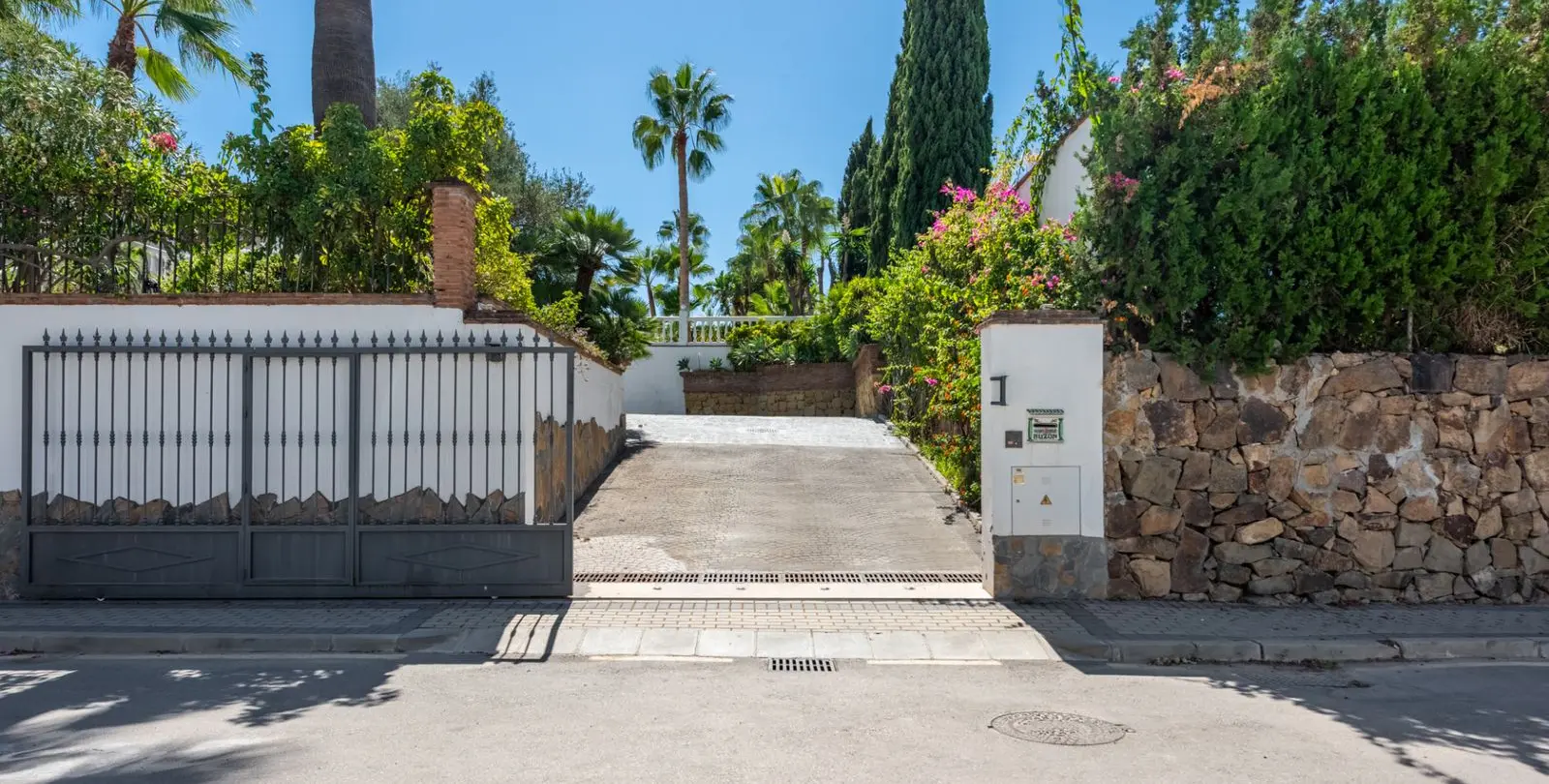 Sale of detached villa in Atalaya 28