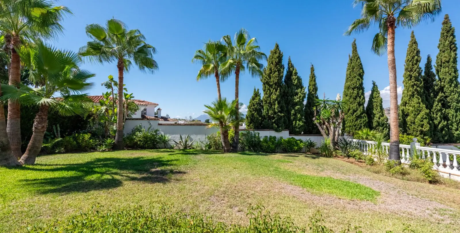 Sale of detached villa in Atalaya 29