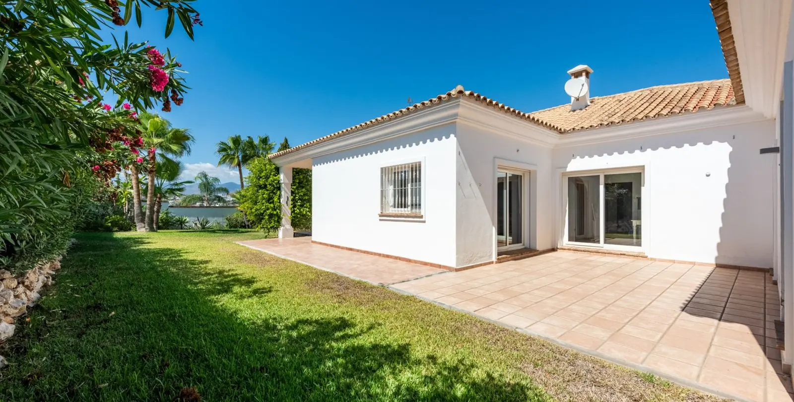 Sale of detached villa in Atalaya 30
