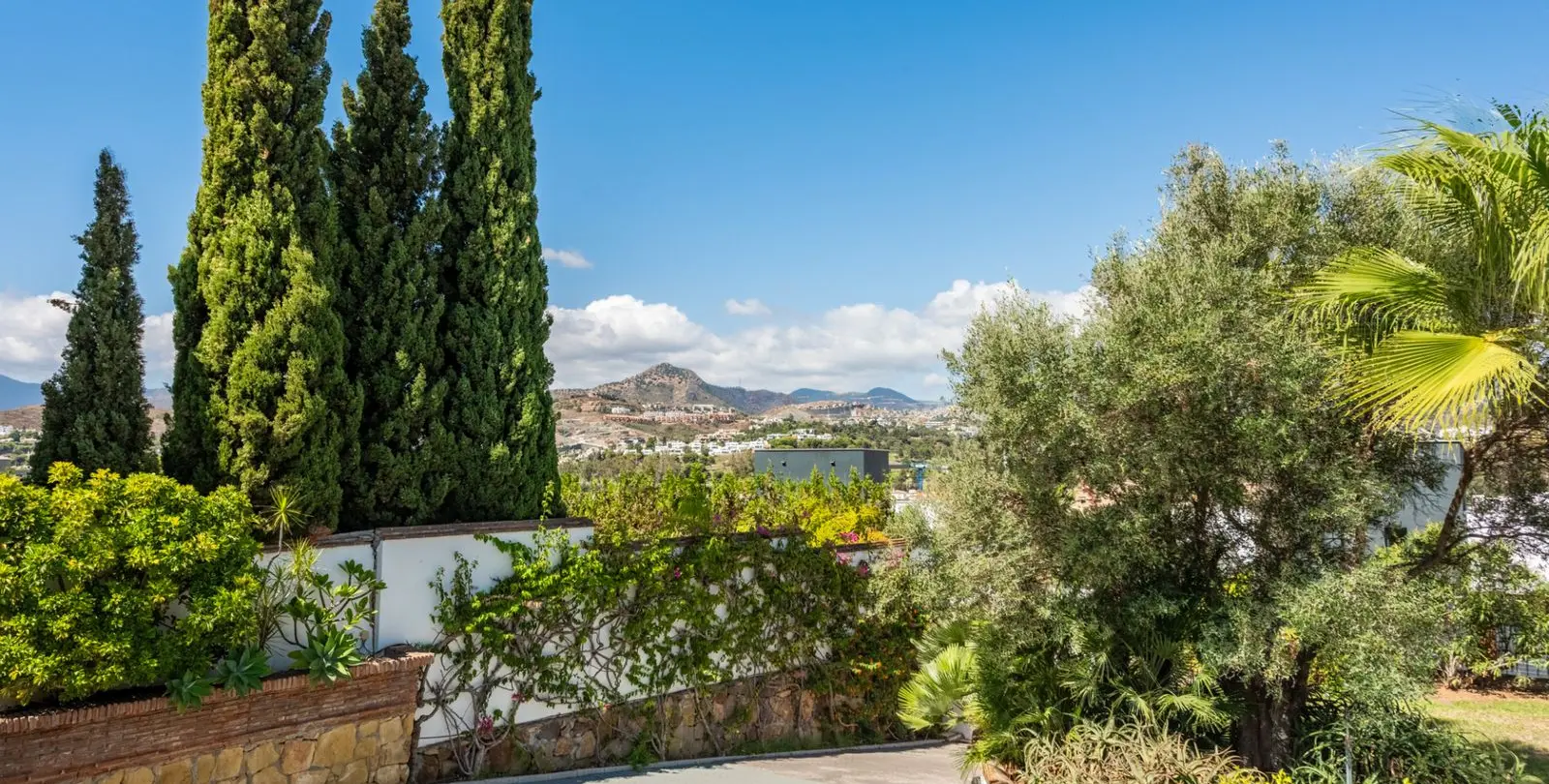 Sale of detached villa in Atalaya 31