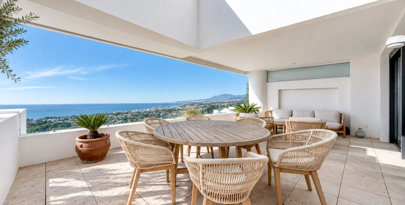 Sale of penthouse in Altos de los Monteros 14