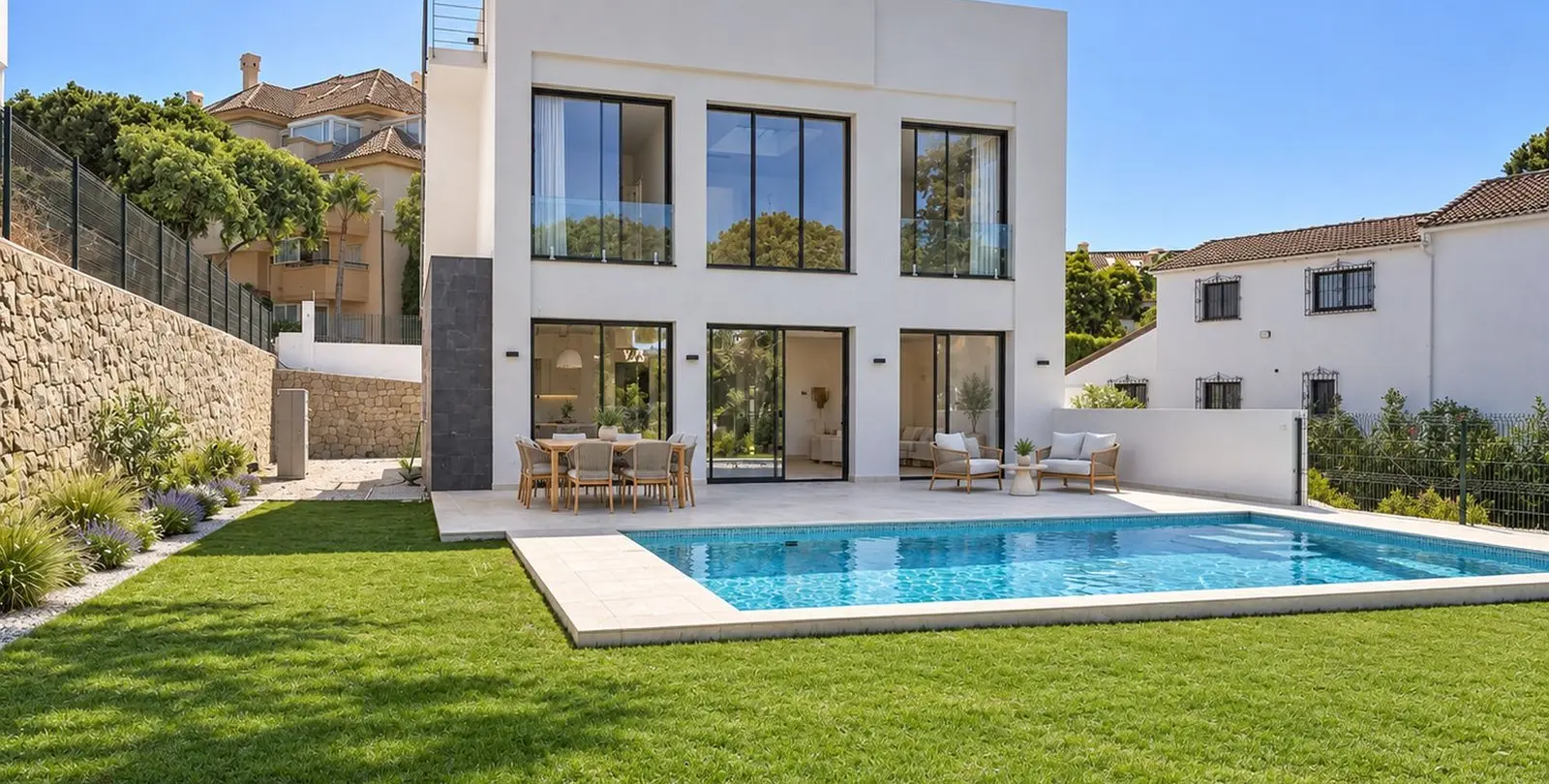 Sale of detached villa in Elviria 1