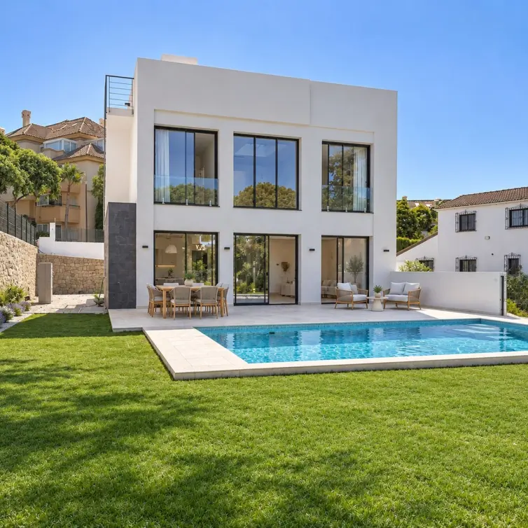 Venta de villa independiente en Elviria