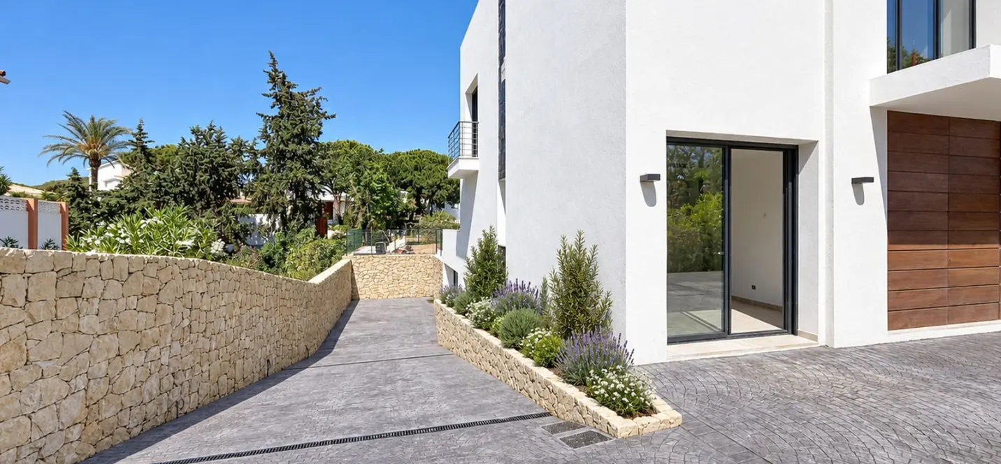 Sale of detached villa in Elviria 2