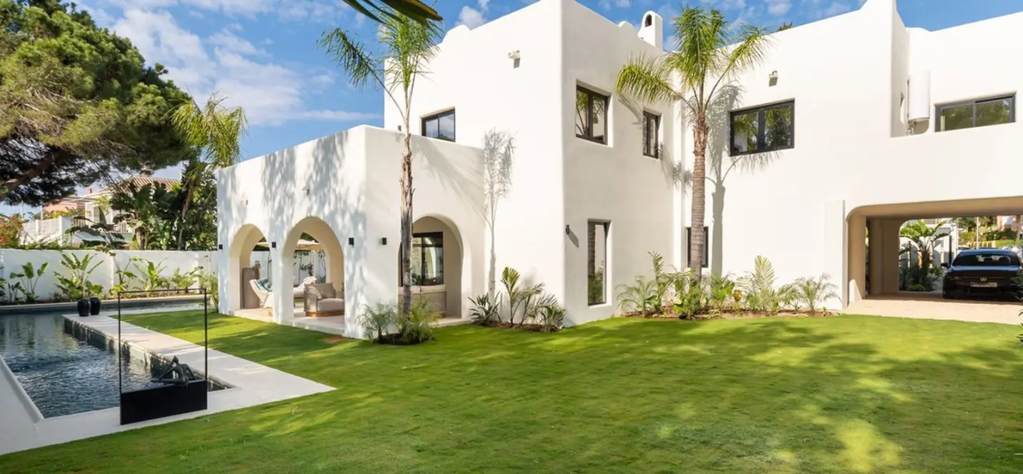 Sale of detached villa in Guadalmina Baja 2