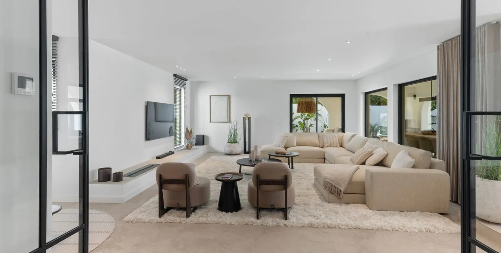 Sale of detached villa in Guadalmina Baja 11