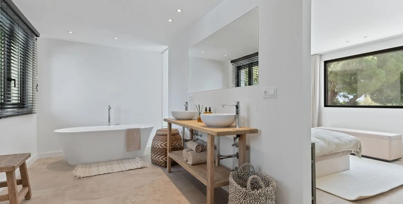 Sale of detached villa in Guadalmina Baja 24