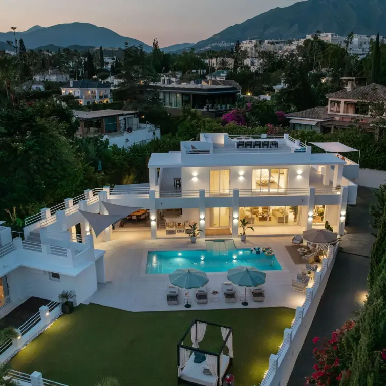 Venta de villa independiente en Nueva Andalucía