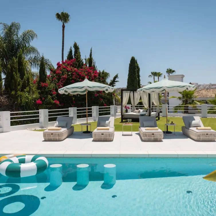 Venta de villa independiente en Nueva Andalucía