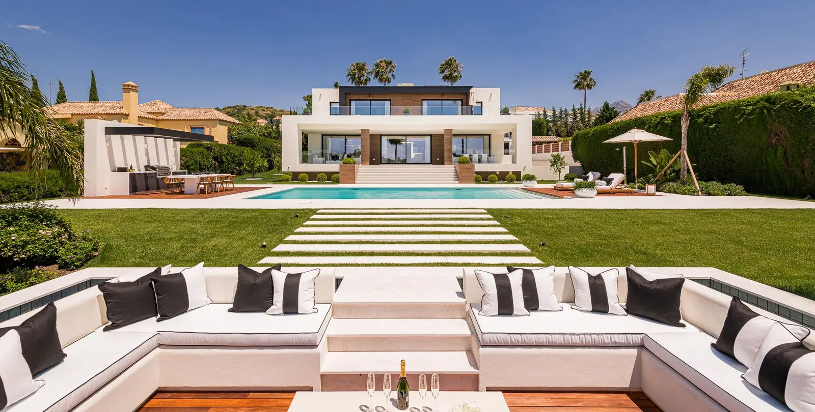 Sale of detached villa in Nueva Andalucía 19