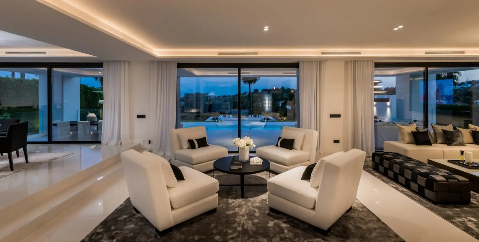 Sale of detached villa in Nueva Andalucía 33