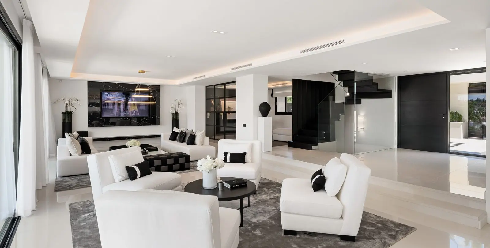 Sale of detached villa in Nueva Andalucía 61