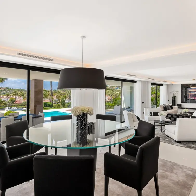 Venta de villa independiente en Nueva Andalucía