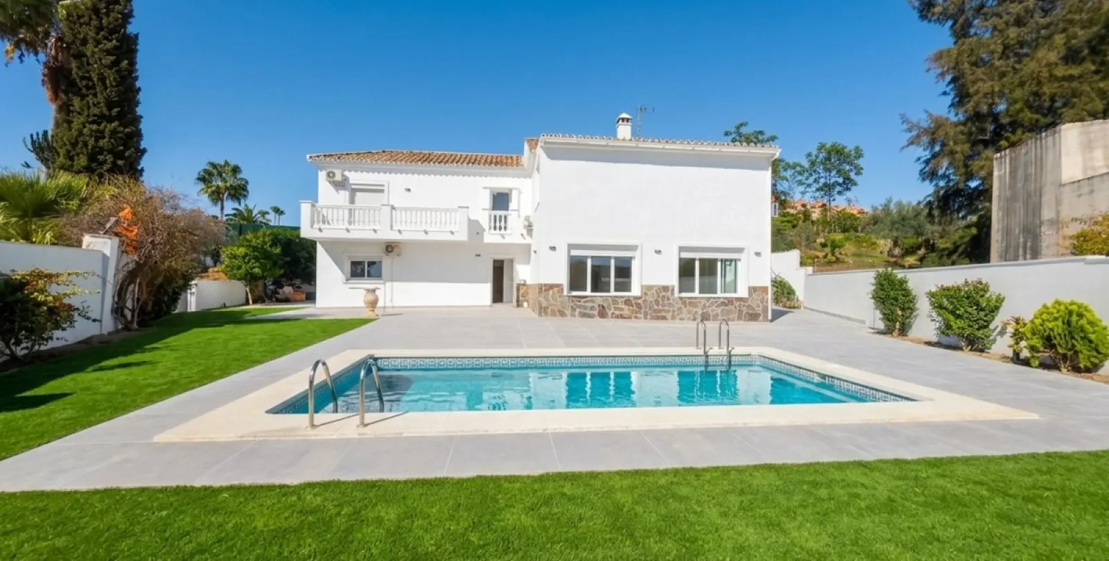 Long-term rent of detached villa in Nueva Andalucía 1