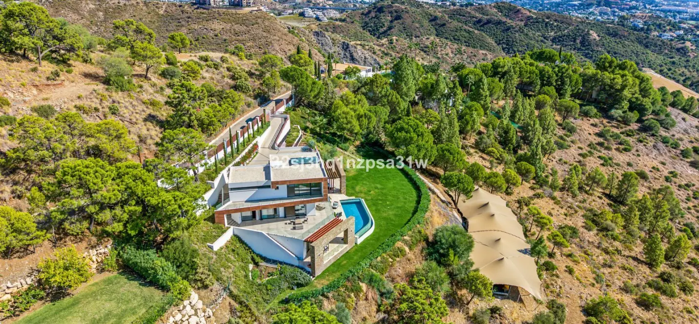 Sale of detached villa in Benahavís 2