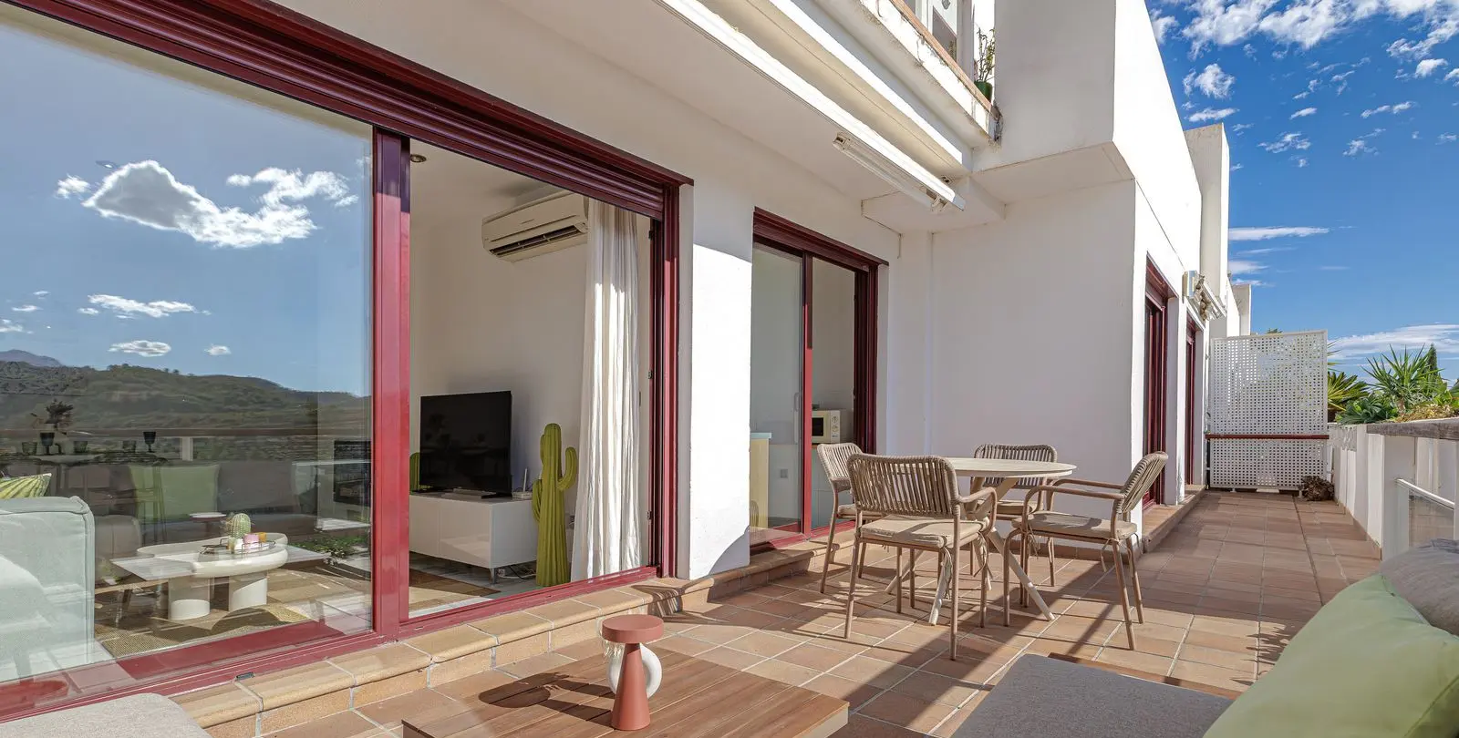 Venta de apartamento en planta media en Benahavís 1