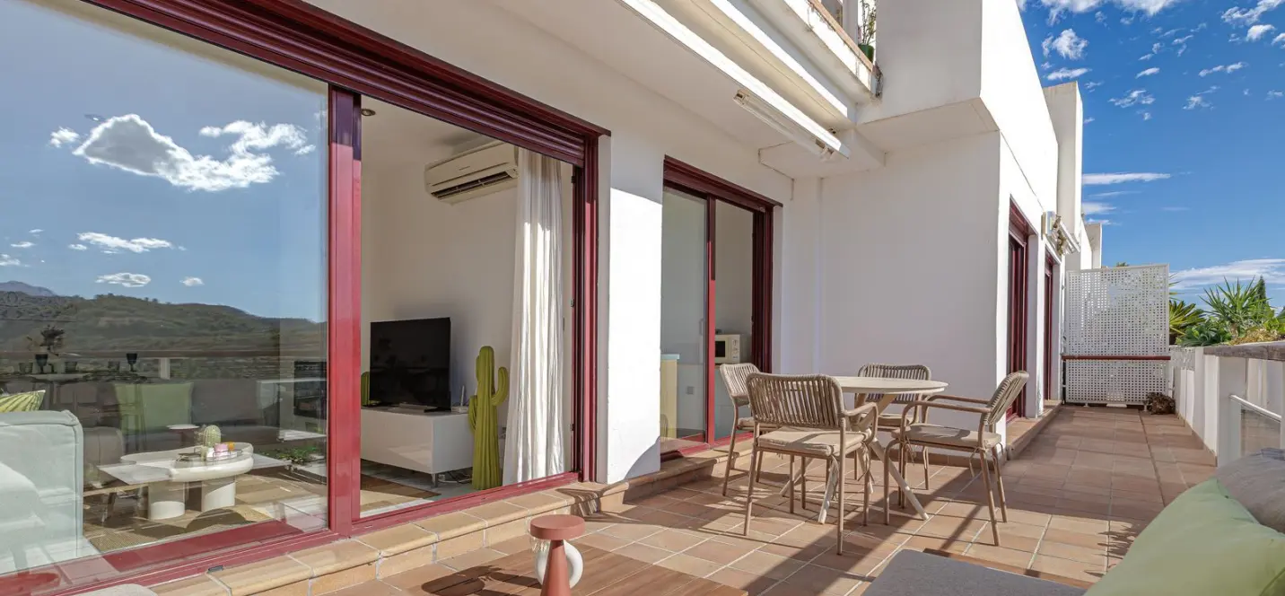Venta de apartamento en planta media en Benahavís 0