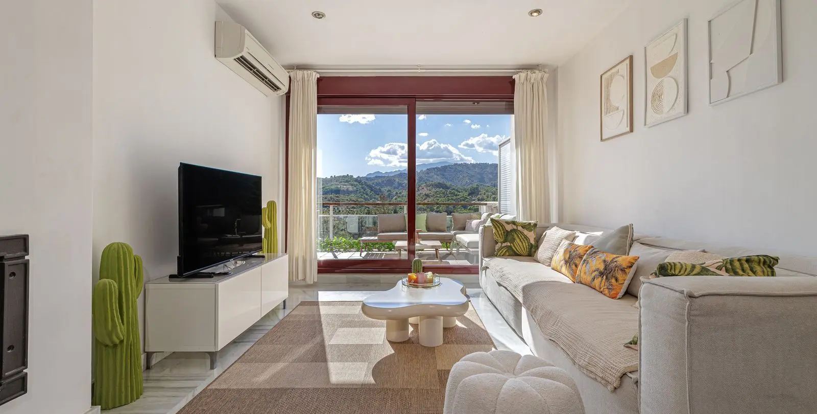 Venta de apartamento en planta media en Benahavís 2