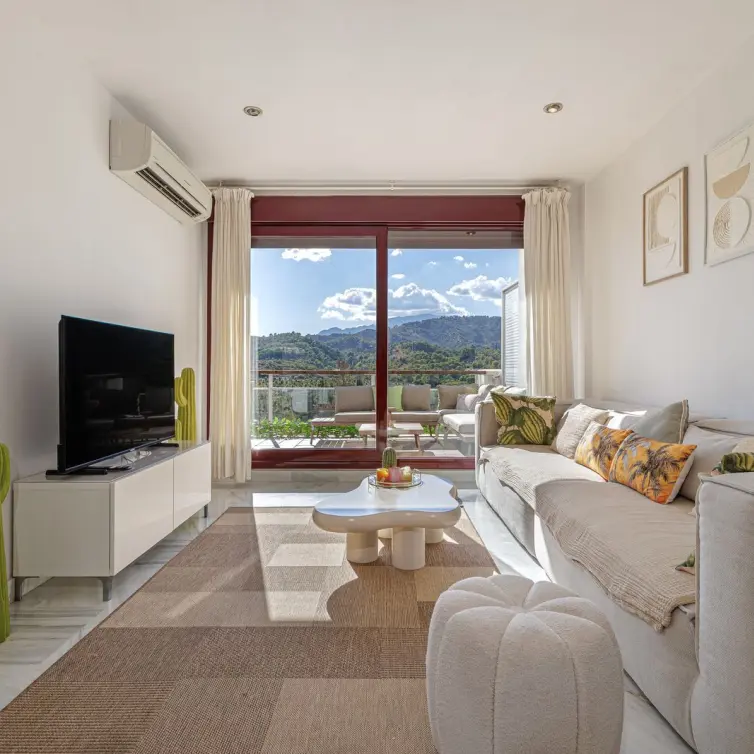 Venta de apartamento en planta media en Benahavís