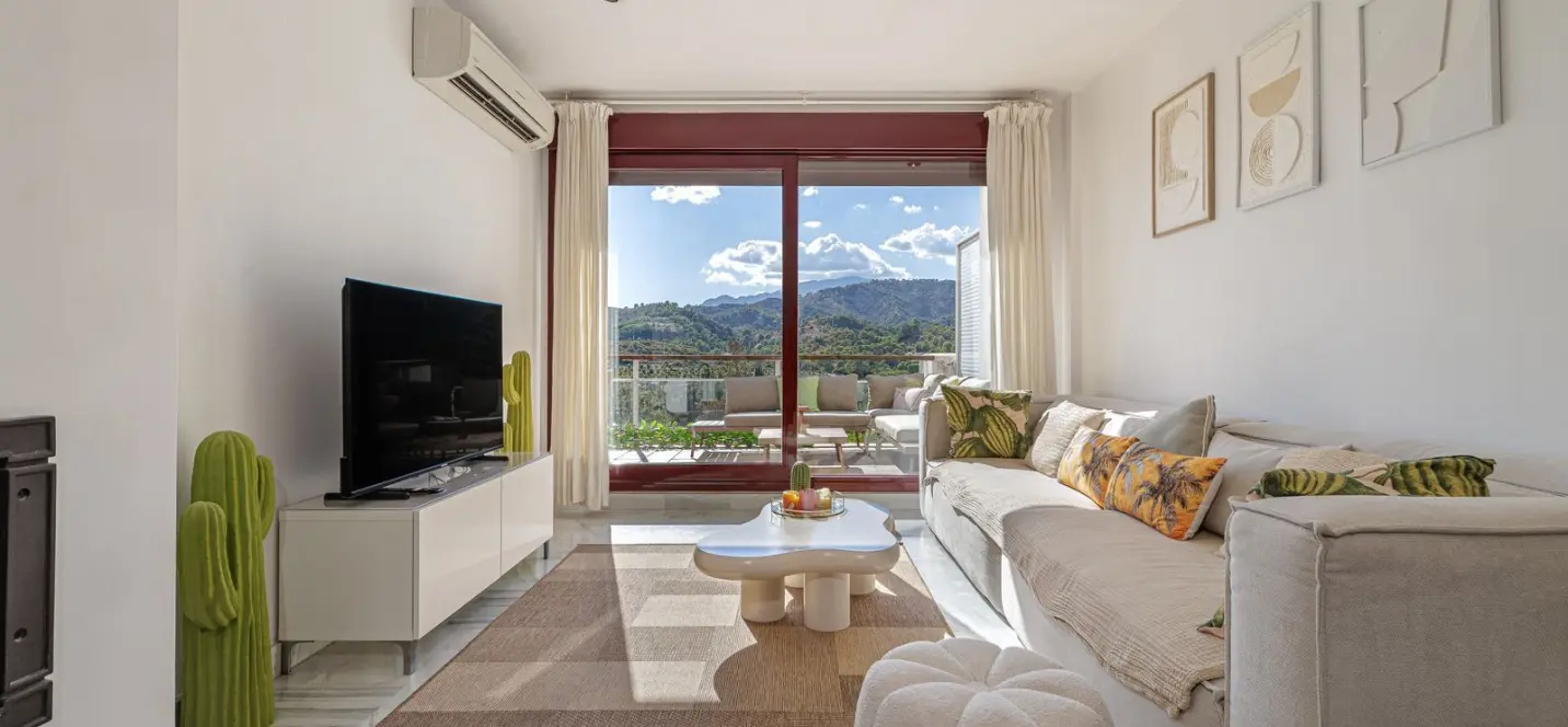 Venta de apartamento en planta media en Benahavís 1