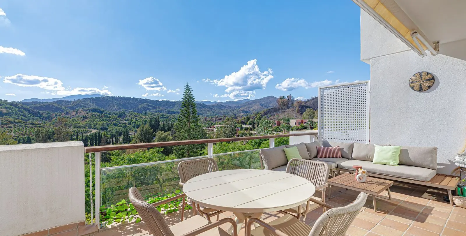 Venta de apartamento en planta media en Benahavís 19