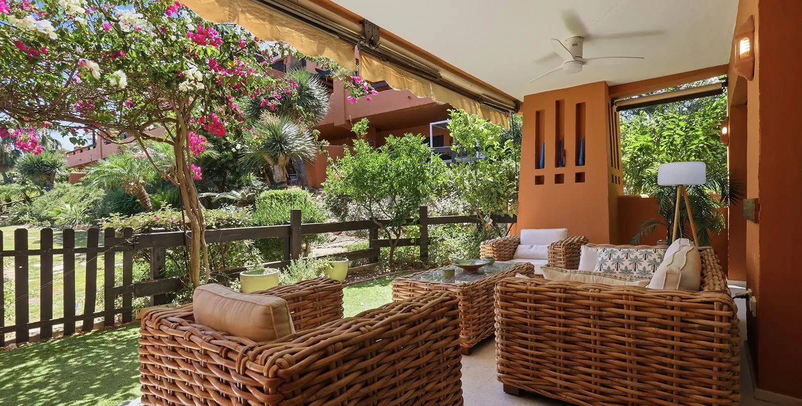 Venta de apartamento en planta baja en Estepona 1