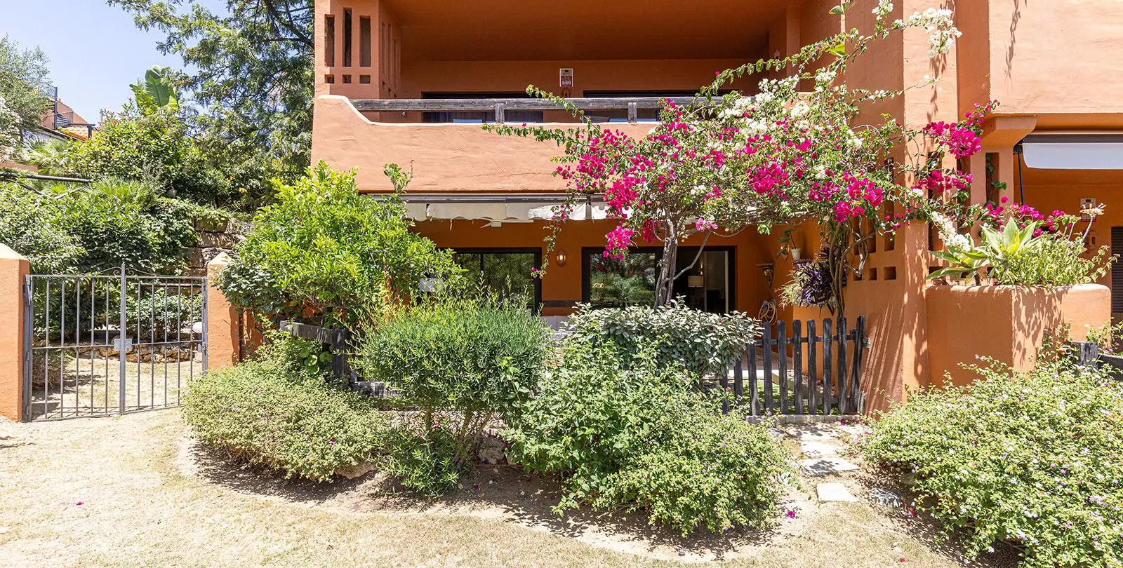 Venta de apartamento en planta baja en Estepona 2