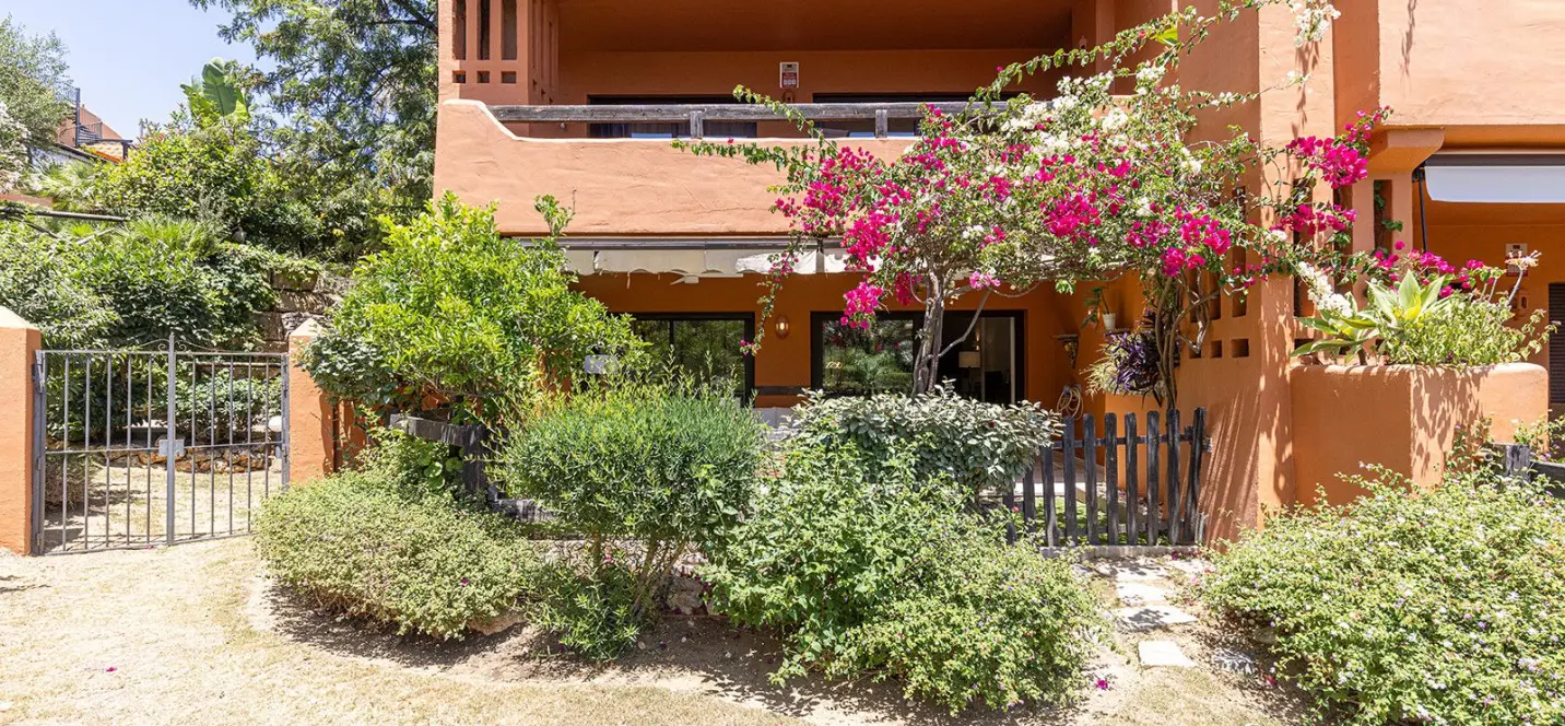 Venta de apartamento en planta baja en Estepona 1