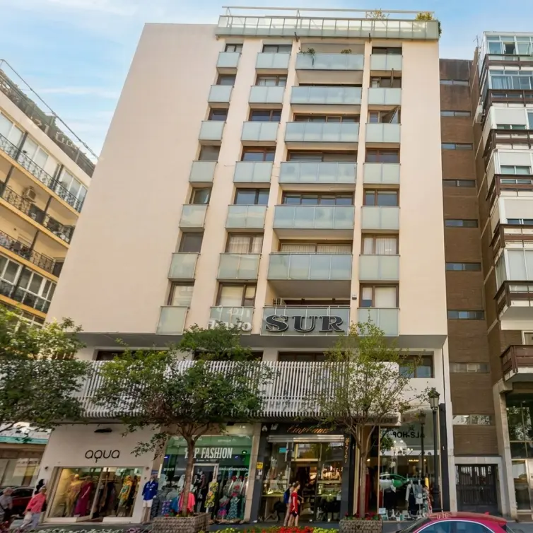 Venta de apartamento en planta media en Marbella