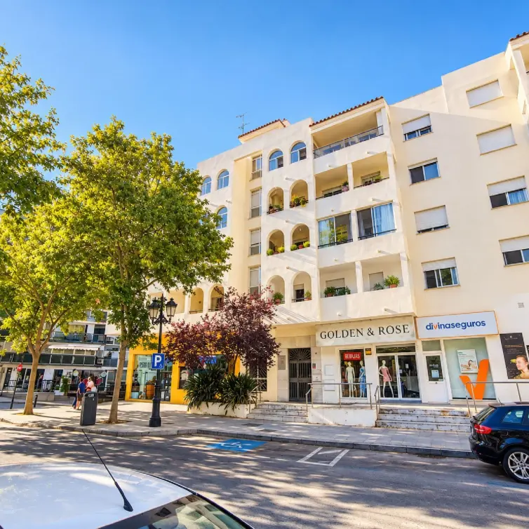 Venta de apartamento en planta media en Marbella
