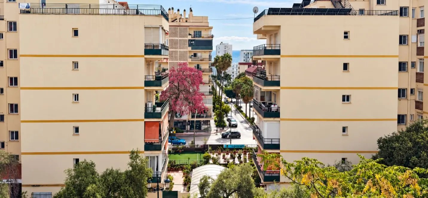 Venta de apartamento en planta media en Marbella 1