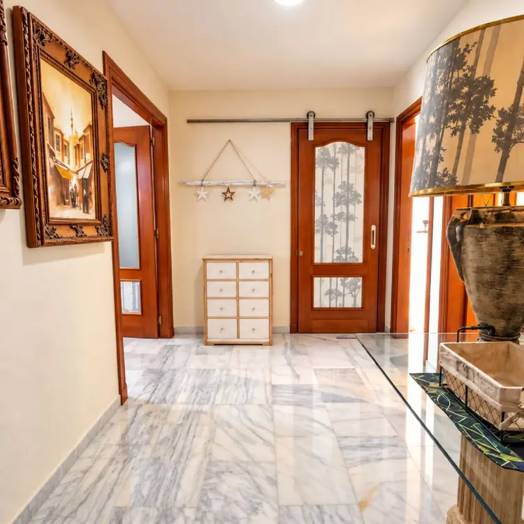 Venta de apartamento en planta media en Marbella
