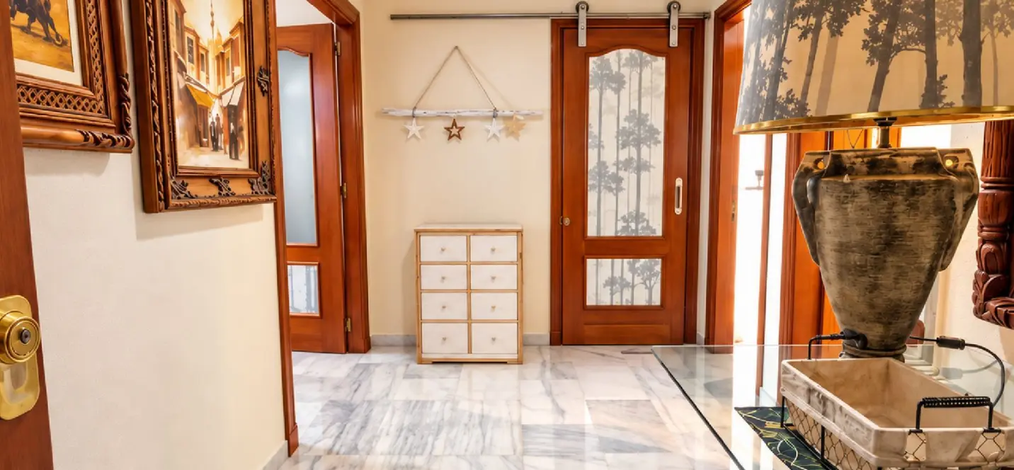 Venta de apartamento en planta media en Marbella 2