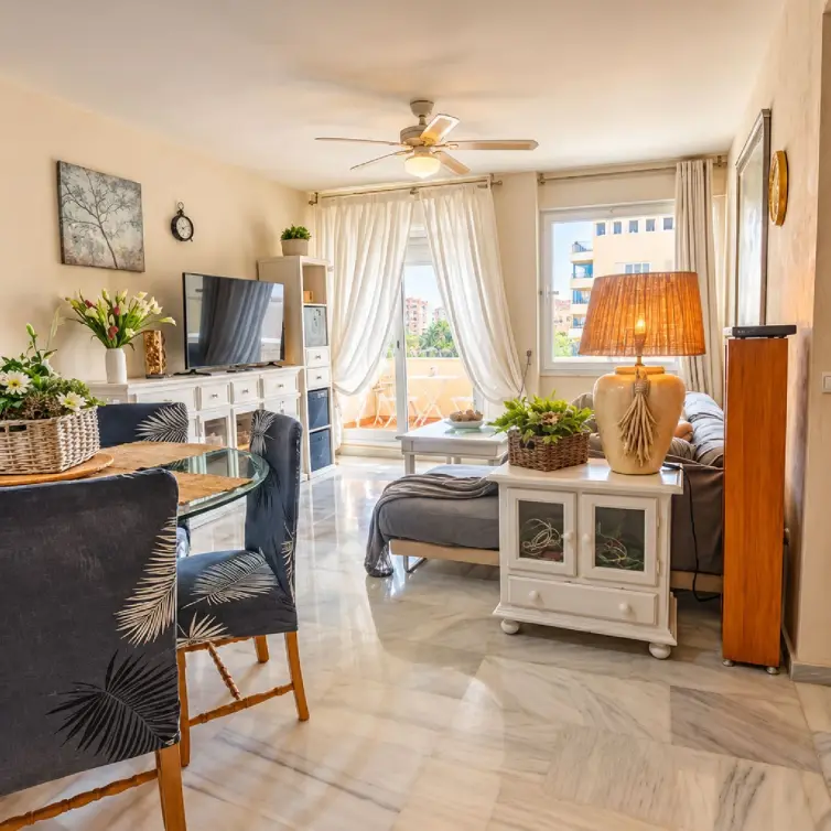 Venta de apartamento en planta media en Marbella