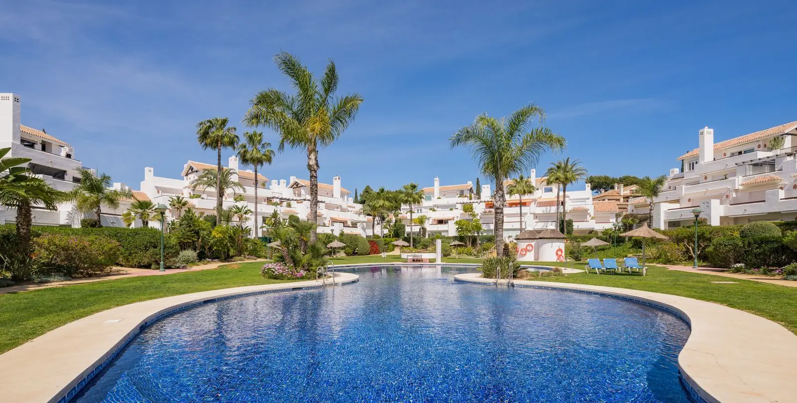 Venta de apartamento en planta media en Marbella 36