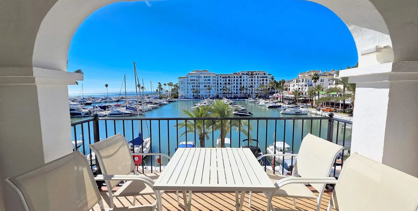 Sale of middle floor apartment in La Duquesa 1