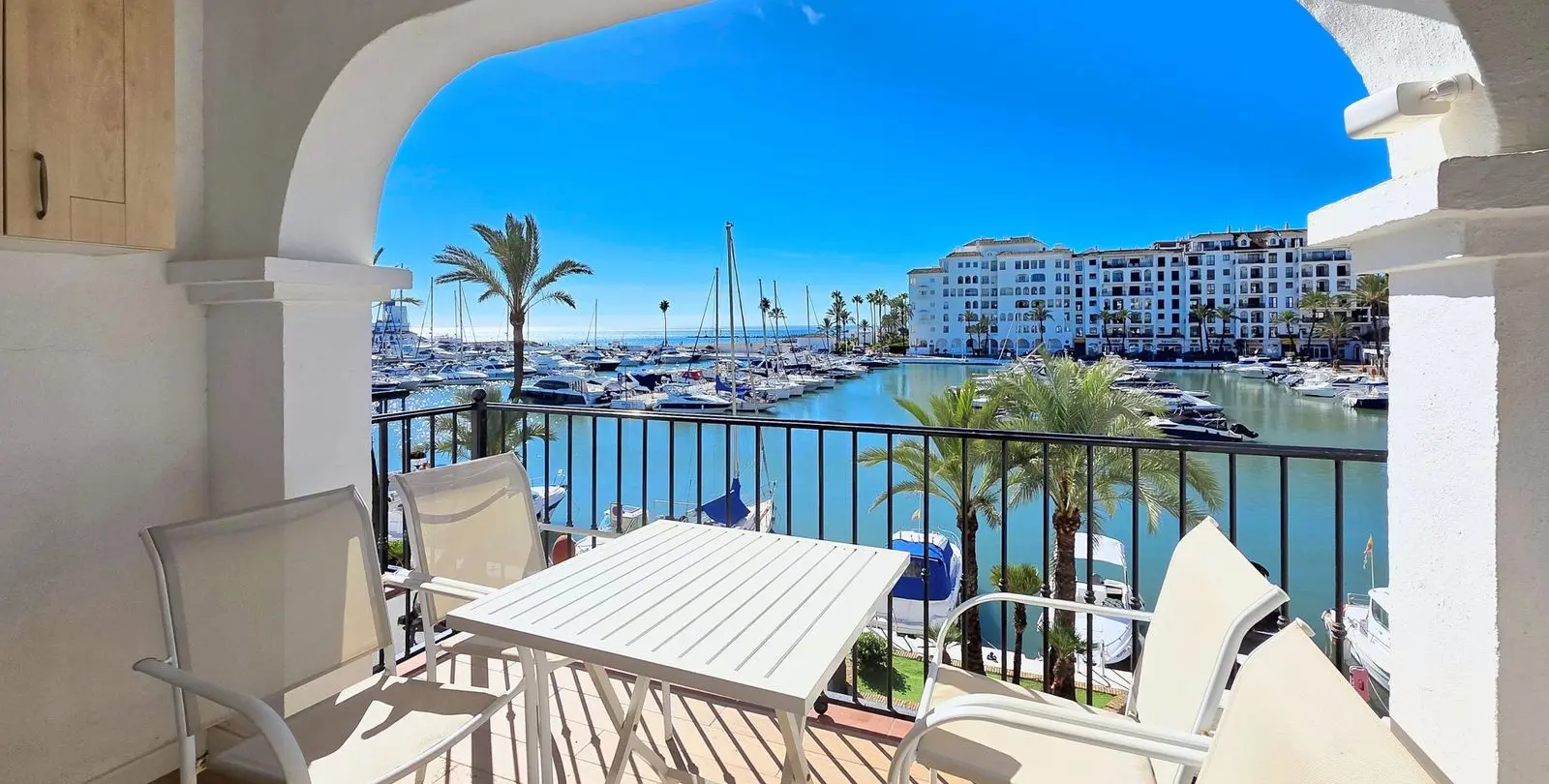 Sale of middle floor apartment in La Duquesa 9