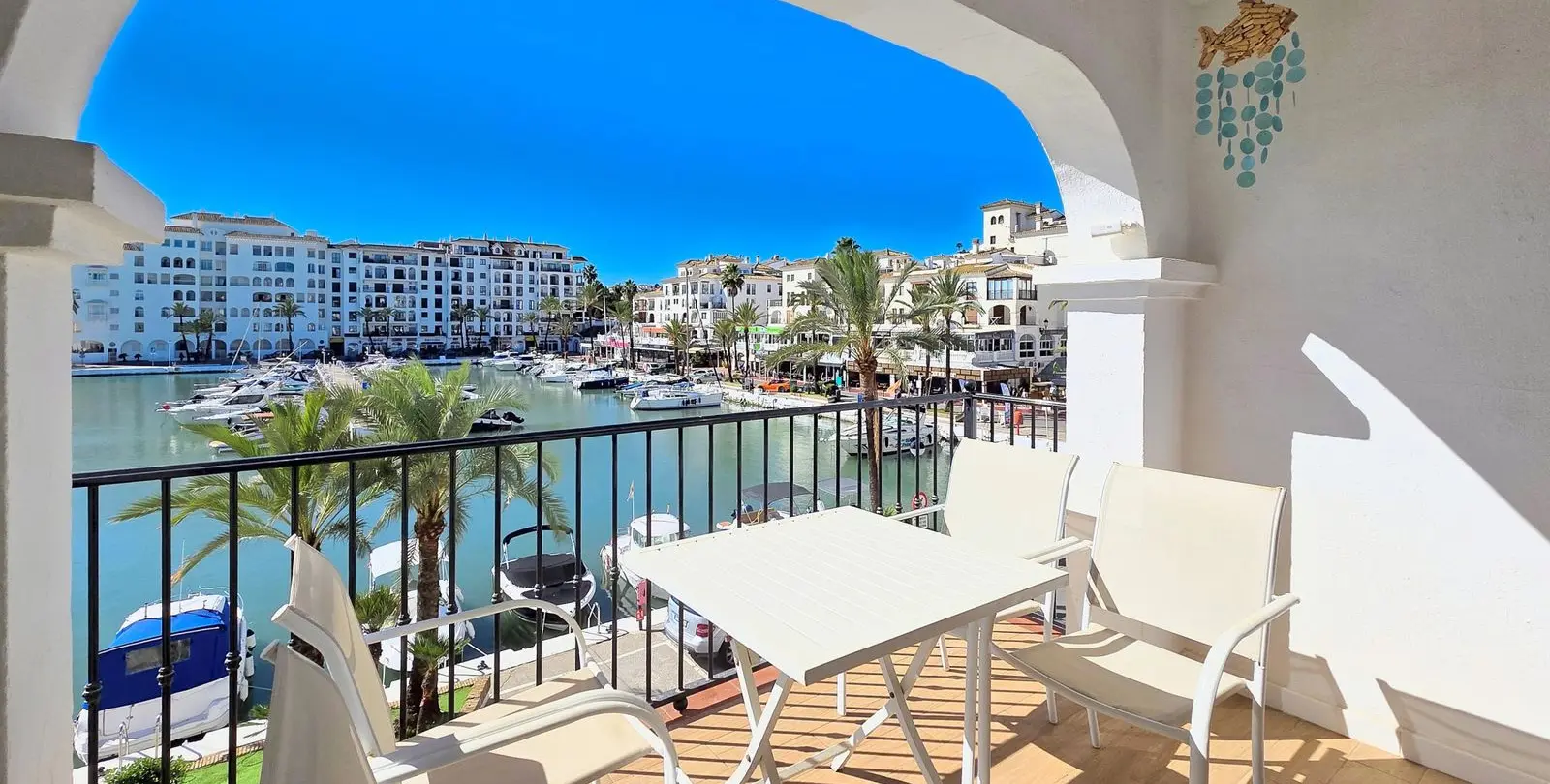 Sale of middle floor apartment in La Duquesa 10