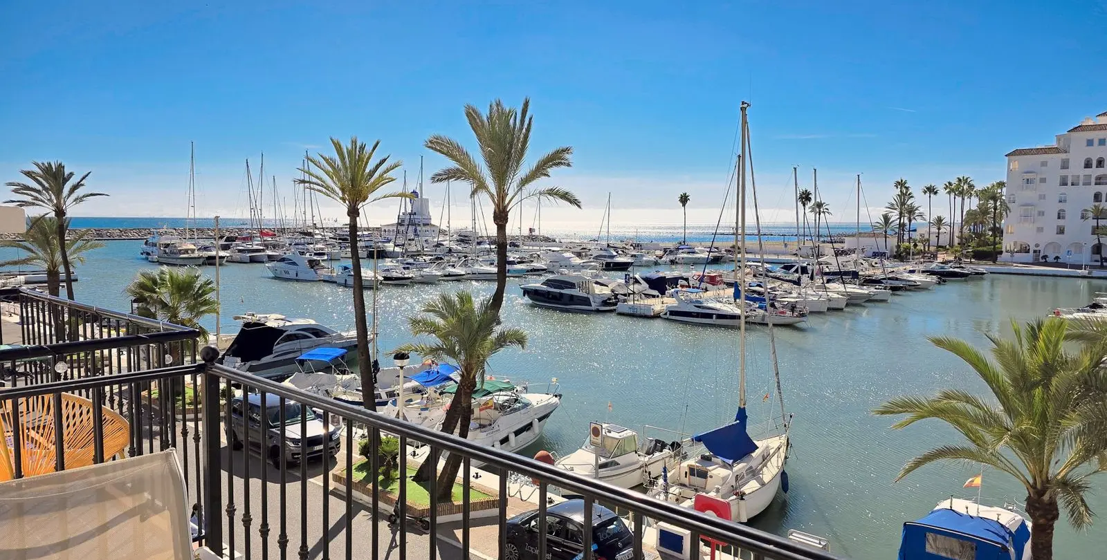 Sale of middle floor apartment in La Duquesa 16