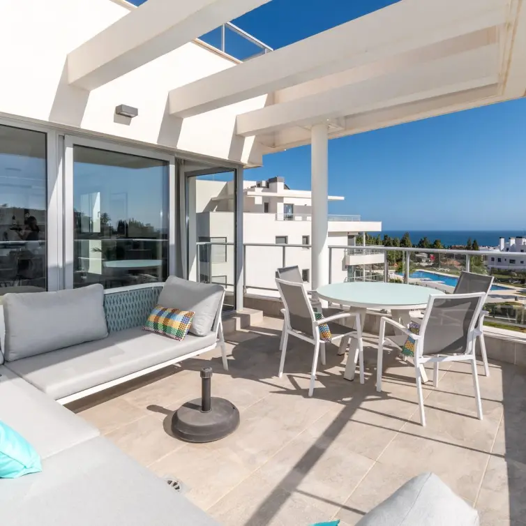 Sale of middle floor apartment in Mijas Costa