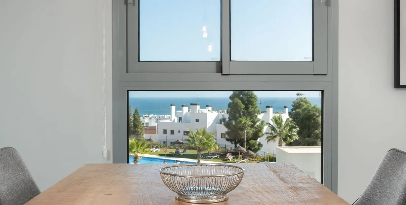 Sale of middle floor apartment in Mijas Costa 10